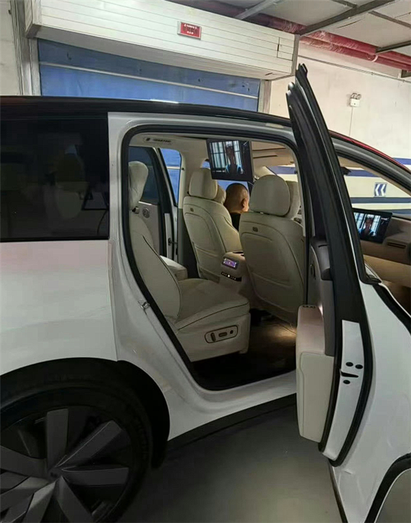 35万级家用纯电SUV 理想i8实车内饰首次曝光：比较眼熟
