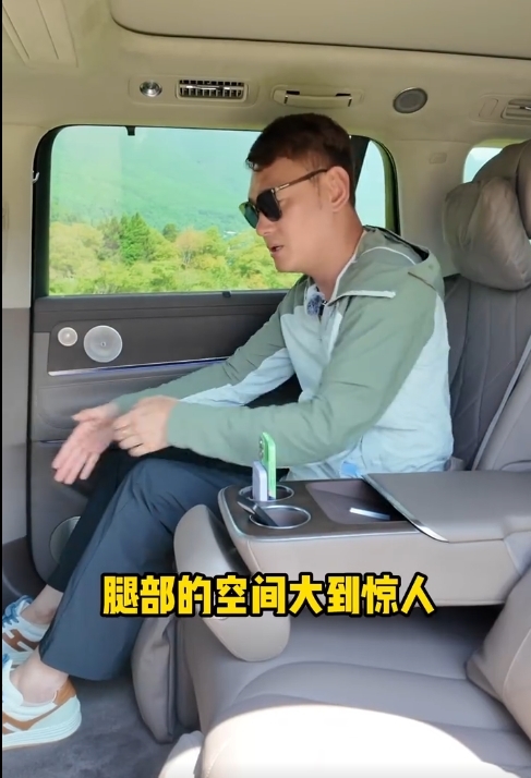 华为问界M9五座版内部空间曝光:二排大到惊人、劳斯莱斯库里南同款钓鱼座