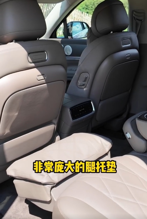 华为问界M9五座版内部空间曝光:二排大到惊人、劳斯莱斯库里南同款钓鱼座