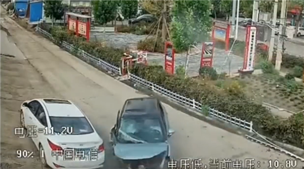 哪吒V撞击事故后起火自燃:吓得一旁白车飞快驶离