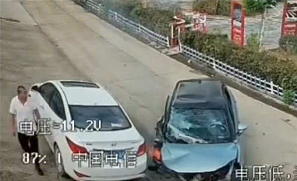 哪吒V撞击事故后起火自燃:吓得一旁白车飞快驶离