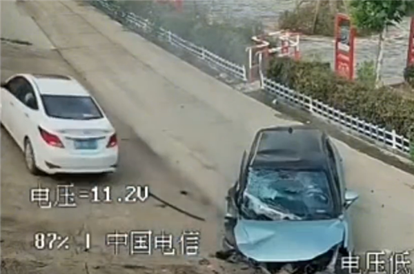 哪吒V撞击事故后起火自燃:吓得一旁白车飞快驶离