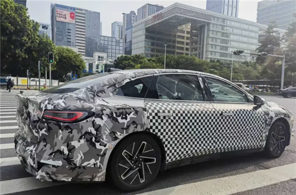 品牌首款中大型轿车!全新宝骏云光亮相街头:提供纯电插混两种动力