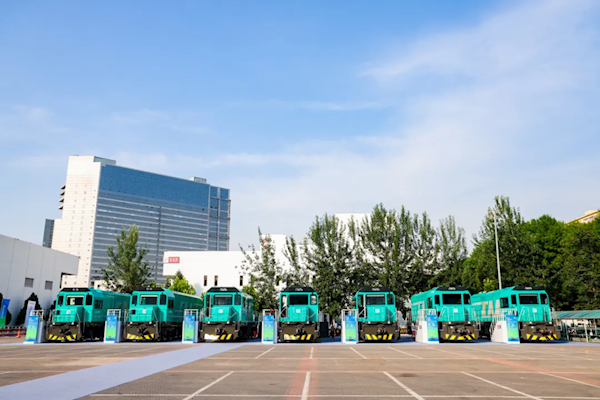 中国中车1000kW功率等级新能源机车今日下线:混合动力 支持自动驾驶