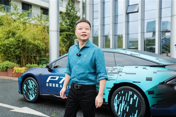 全球首款AI汽车登场!何小鹏驾驶小鹏P7+亮相云栖大会