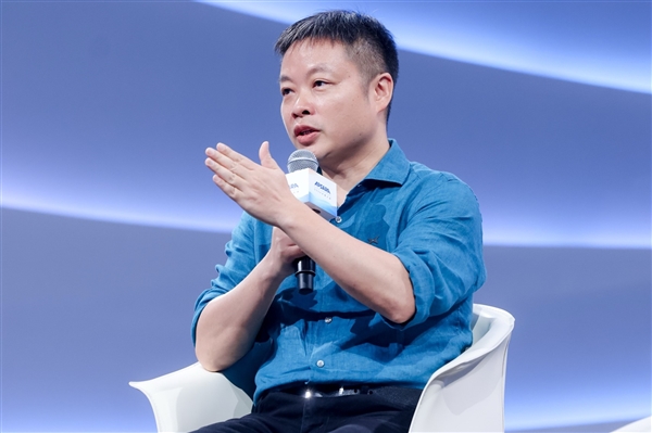 全球首款AI汽车登场!何小鹏驾驶小鹏P7+亮相云栖大会