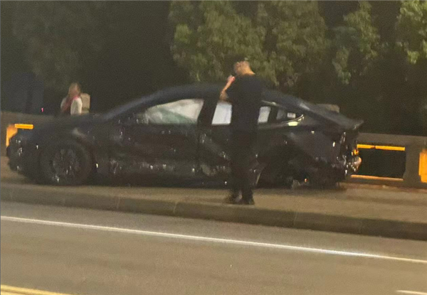 特斯拉撞上双黄线拐弯本田雅阁致无辜路人身亡:官方通报