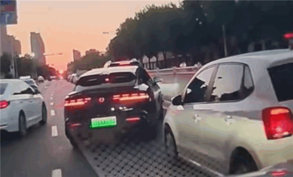 腾势Z9 GT路上圆规掉头加塞 网友:后车挤都挤不过