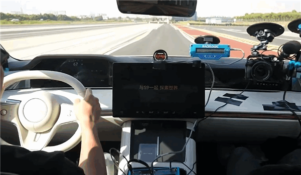 飞坡事件引热议!享界官方实测S9高速过起伏路 底盘超稳