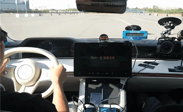 享界S9底盘测试开放日:赛车手直播实测S9 81.9km/h过麋鹿测试