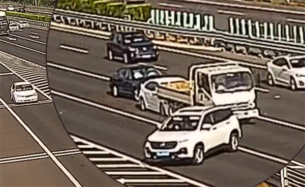错过高速出口急刹又倒车致后方三车追尾:罪魁祸首竟迅速开溜