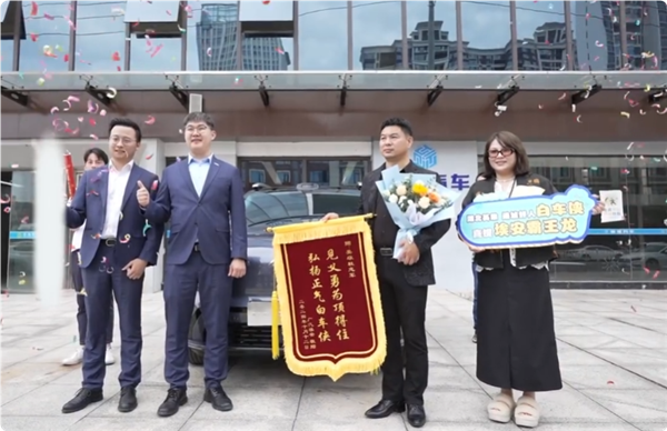 闹市死死顶住失控车辆!广汽埃安现场赠送“白车侠”新车霸王龙