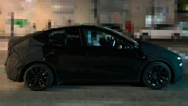 疑新款特斯拉Model Y Plaid无伪装谍照曝光:首次用上贯穿尾灯