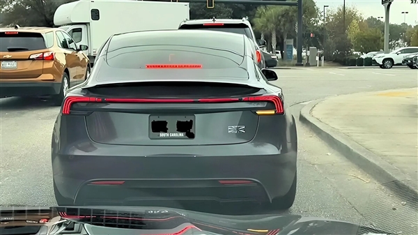 疑新款特斯拉Model Y Plaid无伪装谍照曝光:首次用上贯穿尾灯