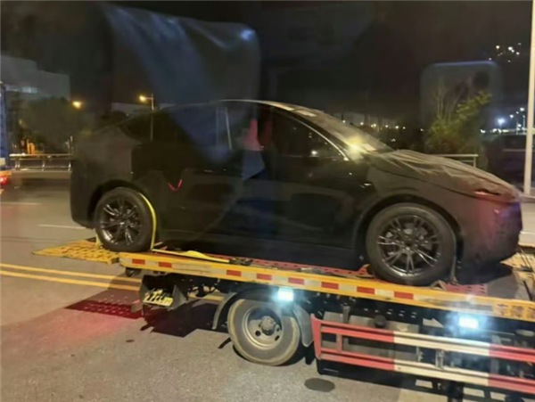 疑新款特斯拉Model Y Plaid无伪装谍照曝光:首次用上贯穿尾灯