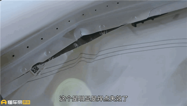 雷克萨斯ES 40%重叠正面碰撞:A柱焊点脱焊 汽油漏一地