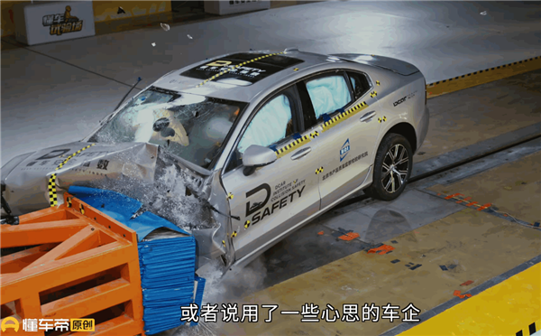 雷克萨斯ES 40%重叠正面碰撞:A柱焊点脱焊 汽油漏一地