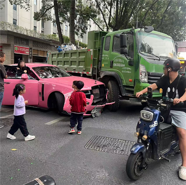 这得赔多少!泥头车转弯不慎撞掉三牌照劳斯莱斯古斯特前脸