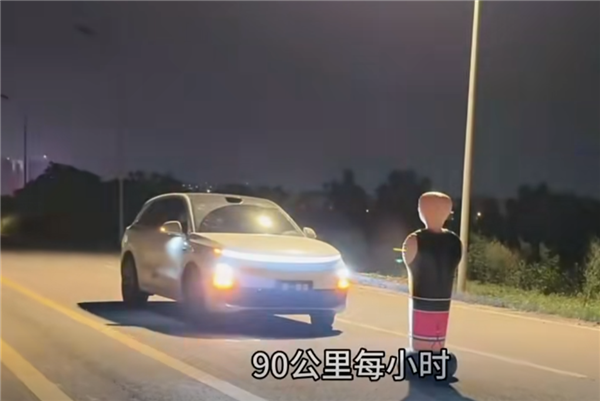 六款车型AEB躲避假人实测:国产车全部过关 仅特斯拉翻车