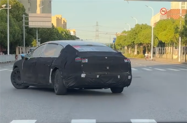 华为系首款百万级豪车!尊界内饰曝光:车内前排三块大屏