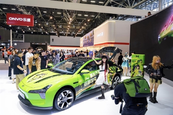小鹏MONA M03惊艳亮相广州车展:变身《王者荣耀》大小姐痛车