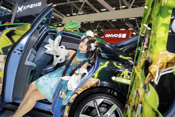 小鹏MONA M03惊艳亮相广州车展:变身《王者荣耀》大小姐痛车