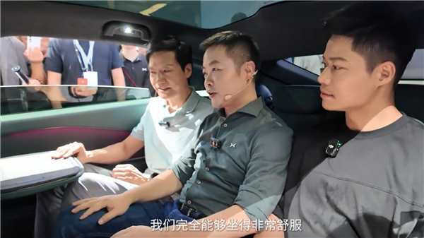 空间比肩SUV 小鹏P7+后排空间有多大:1米81的雷军坐进去毫无压力