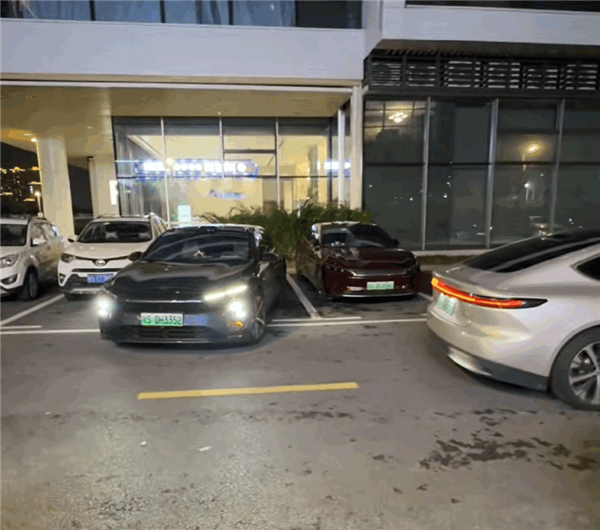 两台蔚来自动泊车抢同一个车位:没有撞 两车还会相互礼让
