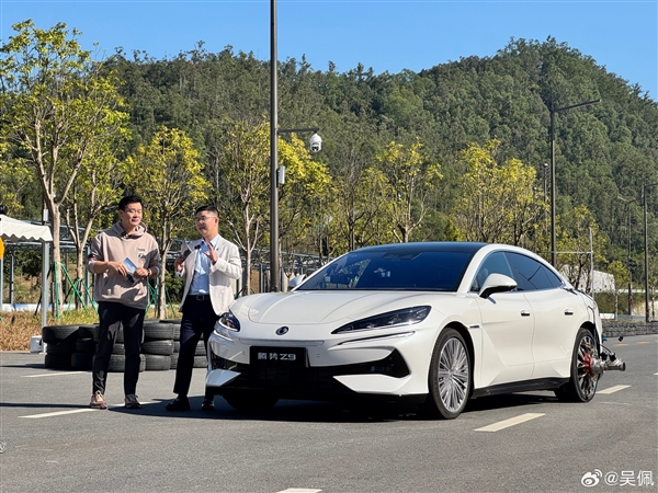 博主亲测腾势Z9 140km/h爆胎!一个词形容:无感