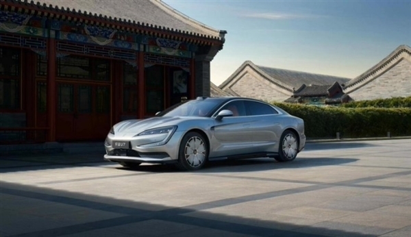 比亚迪首款百万级轿车!仰望U7动力公布:四电机1306马力
