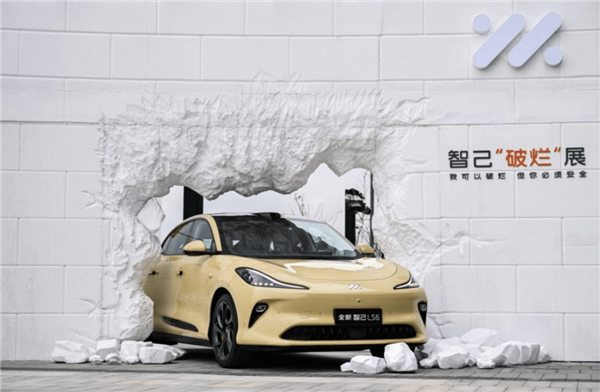 智己发起行业首个“破烂”艺术展:展示碰撞测试台车、高危事故安全案例