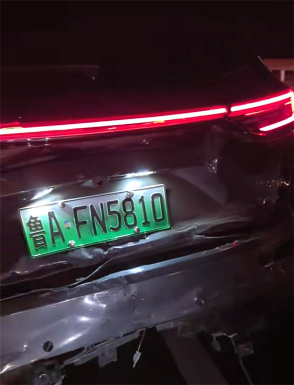 高速突现事故车 问界M7自动变道刹停!车主:华为智驾保我全家性命