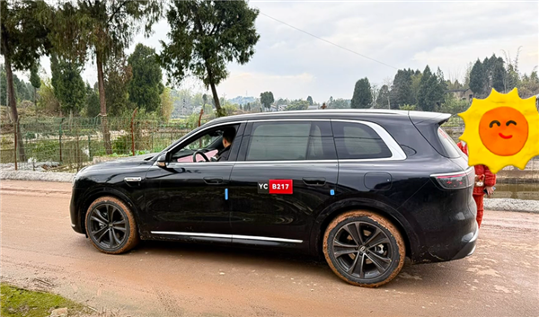 40万级最强SUV 问界M8实车谍照曝光:内饰比M9更好了