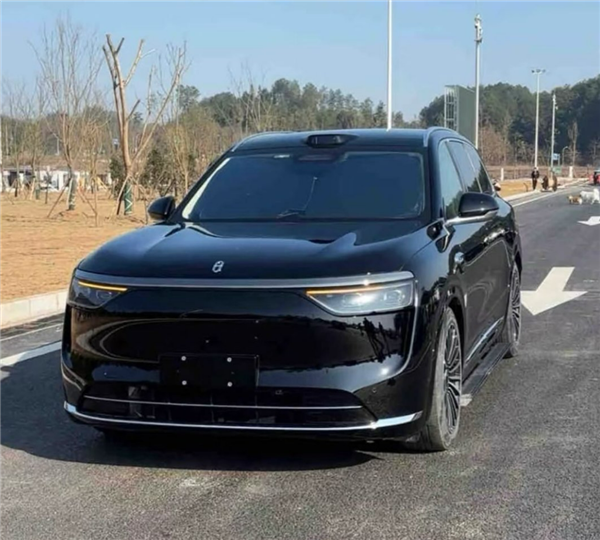 40万级最强SUV 问界M8实车谍照曝光:内饰比M9更好了