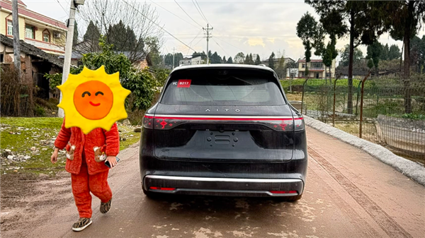 40万级最强SUV 问界M8实车谍照曝光:内饰比M9更好了