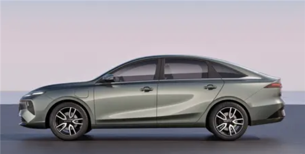节能又能跑!上汽D6纯电轿车亮相:电耗低至10.6kWh 最高续航520km