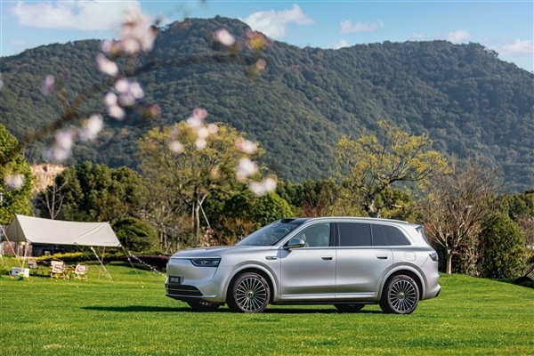 2025年最重磅的家庭旗舰SUV!全新问界M8上市:35.98万起