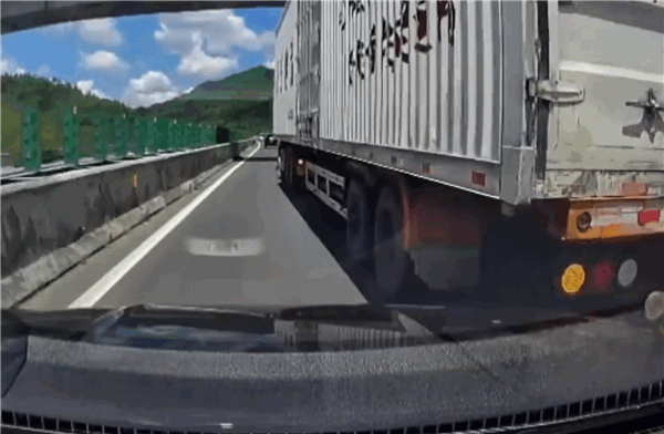 开了辅助驾驶眼睁睁看着追尾半挂车 司机:我以为它能刹住