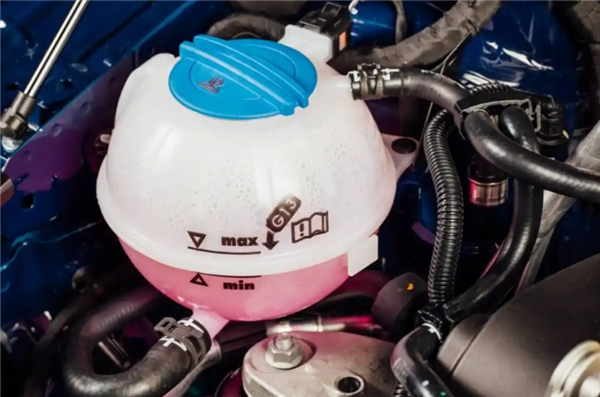 逼理想主动召回一万台MEGA 为什么是小小的冷却液