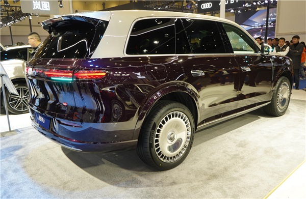国产豪华旗舰SUV新王炸!岚图旗舰泰山亮相郑州国际车展