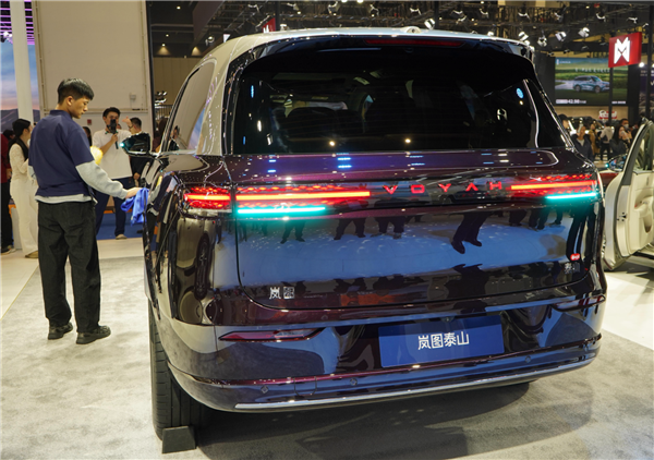 国产豪华旗舰SUV新王炸!岚图旗舰泰山亮相郑州国际车展