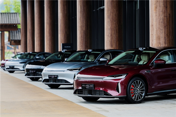 猎鹰700辅助驾驶上车!奇瑞风云A9L光辉版上市:17.19万起