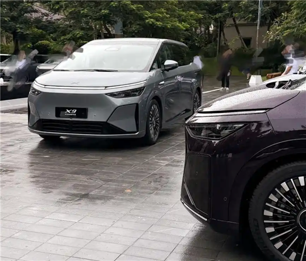 全球首次!小鹏X9高速实测:120km/h自动避让抛锚车 全程0追尾