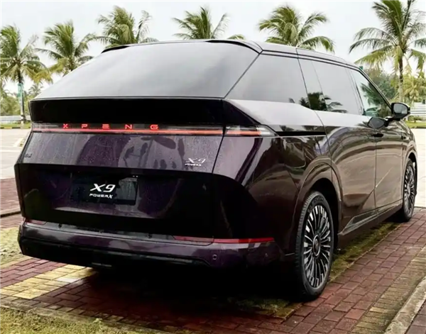 全球首次!小鹏X9高速实测:120km/h自动避让抛锚车 全程0追尾