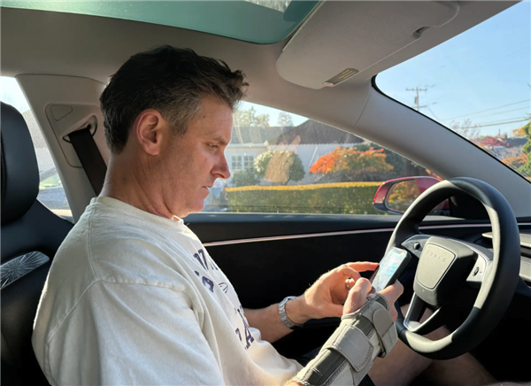 特斯拉FSD更新:允许车主在自动驾驶模式下发短信