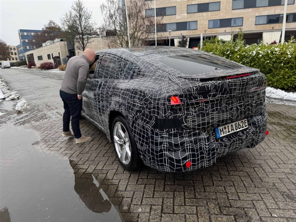 宝马首款纯电轿跑SUV！新世代iX4实车谍照曝光：姿态更低、更具攻击性