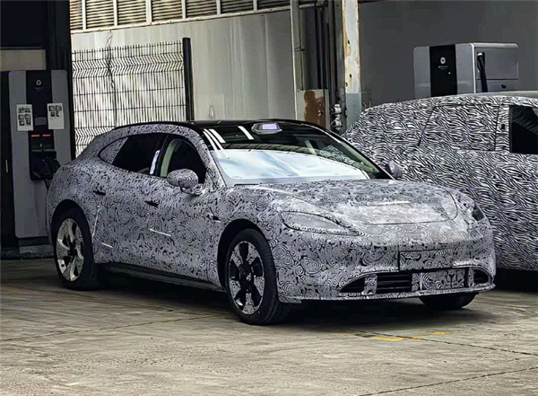 鸿蒙智行尚界Z7实车曝光：设计和保时捷“心有灵犀”