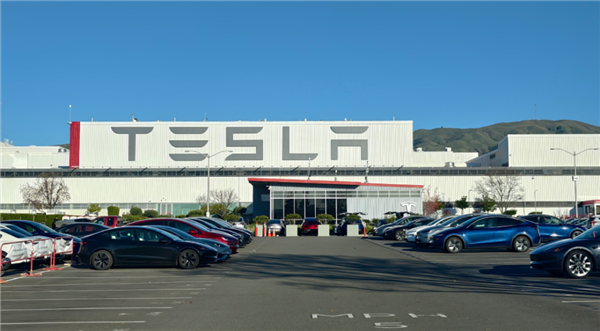 去美国试了最新的特斯拉FSD+Grok 有点担心国内厂家招架不住