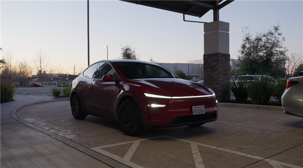 去美国试了最新的特斯拉FSD+Grok 有点担心国内厂家招架不住