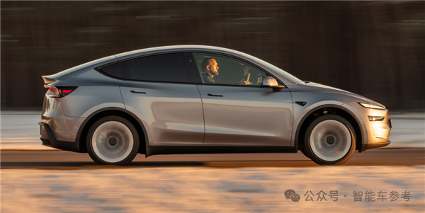 后视镜都不要了!特斯拉Robotaxi路测被拍 新增摄像头清洁装置